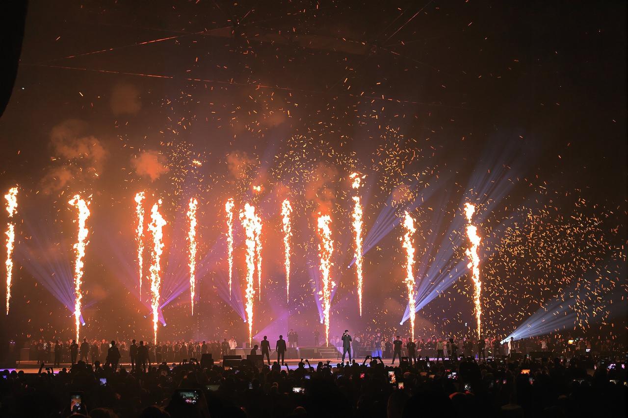 知名歌手演唱会舞台事故!现场视频引发广泛关注